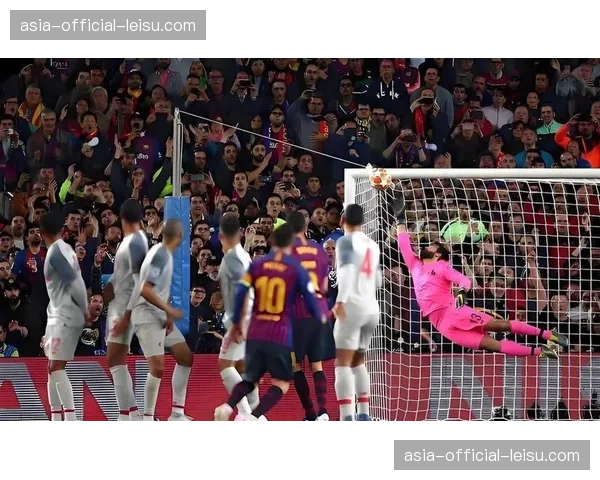 瞬间聚焦：斯特拉斯堡球员主罚任意球前，对方人墙中出现争执与沟通不畅