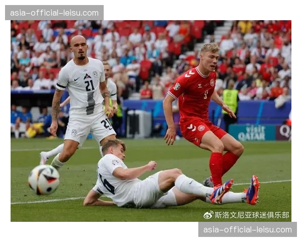 西班牙足协公布国家队新队服，因设计风格引发球迷两极评价