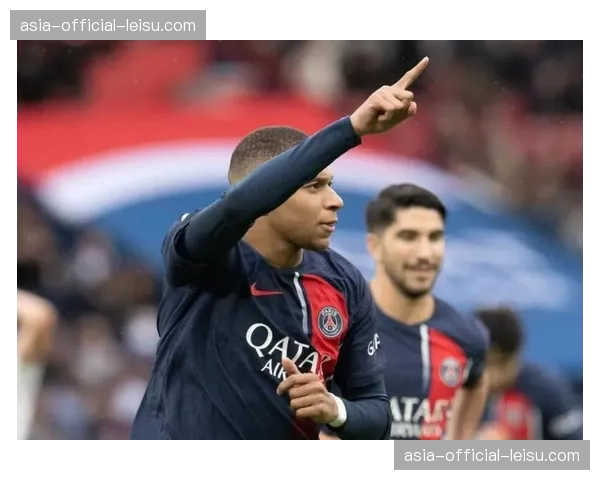 里程碑时刻：姆巴佩打入巴黎生涯第300球，赛后获赠纪念球衣